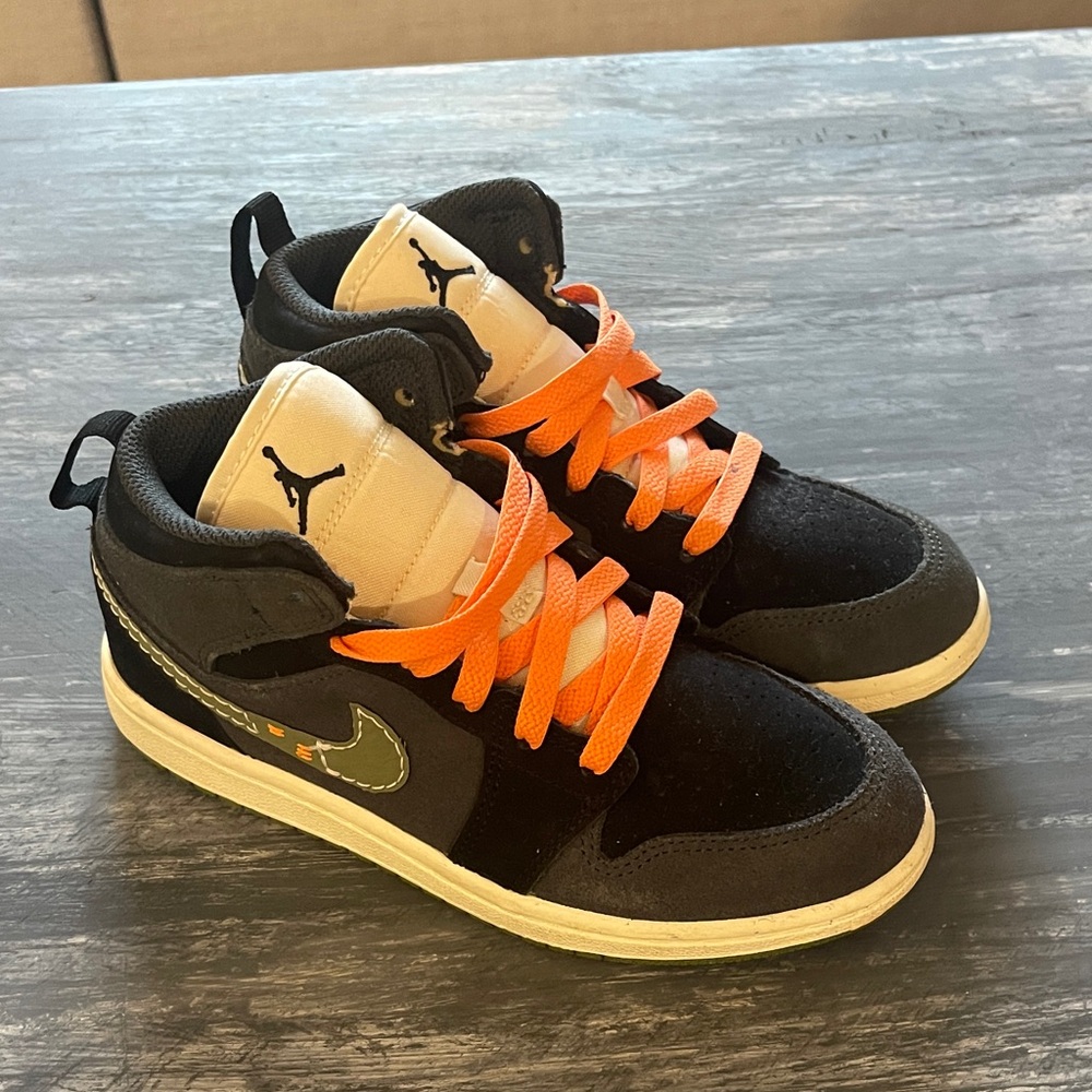 Nike Kids Black and Orange Sneakers